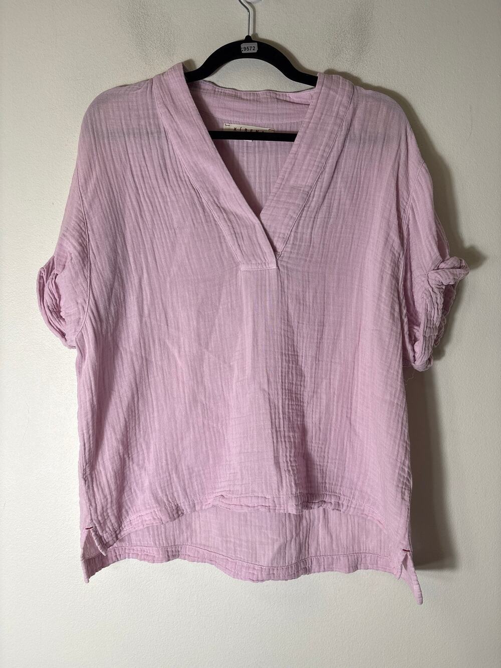 Xirena Pale Lavender Short Sleeve V-Neck Shirt Sz M